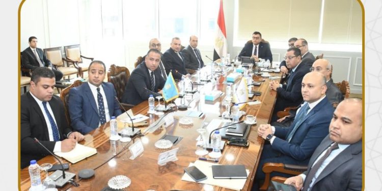 وزير الإسكان يعقد اجتماعاً لبحث ملف تشغيل مشروع حدائق تلال الفسطاط