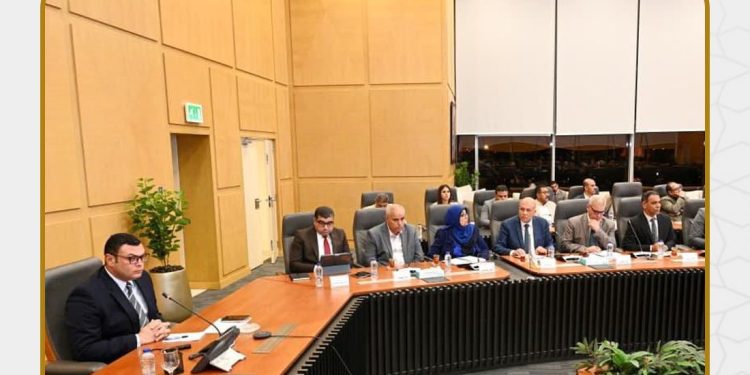 وزير الإسكان يعقد اجتماعا لمتابعة المشروعات السكنية بعددٍ من المدن والمحافظات