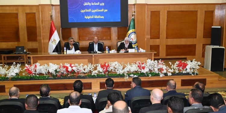 الوزير يبحث مع محافظ ومستثمري الدقهلية تحديات الصناعة والمصنعين بالمحافظة وسبل حلها