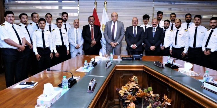 وزير الطيران المدني يشهد حفل تخرج طلبة المراقبة الجوية من دولة اليمن الشقيقة