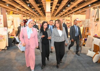وزيرة التضامن الاجتماعي تتفقد جناح صندوق “دعم الصناعات الريفية والبيئية ” المشارك في معرض “تراثنا “