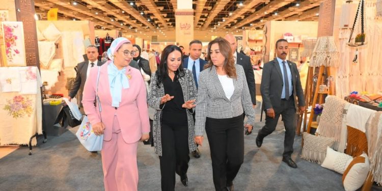 وزيرة التضامن الاجتماعي تتفقد جناح صندوق “دعم الصناعات الريفية والبيئية ” المشارك في معرض “تراثنا “