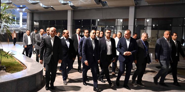 رئيس الوزراء يتفقد سير العمل بمشروع حدائق “تلال الفسطاط”