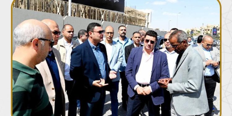وزير الإسكان يتفقد أعمال تطوير الطرق والمحاور الرئيسية والميادين بمدينة القاهرة الجديدة