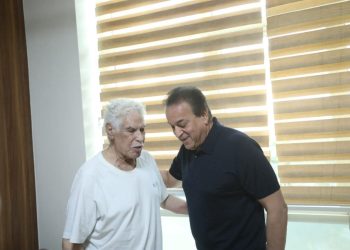 وزير الصحة والسكان يزور الكابتن حسن شحاتة للاطمئنان على حالته الصحية