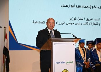 الوزير ” يفتتح حفل تخرج الدفعة الأولى من مدرسة أبو زعبل للتنمية الصناعية