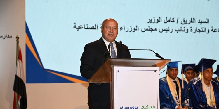 الوزير ” يفتتح حفل تخرج الدفعة الأولى من مدرسة أبو زعبل للتنمية الصناعية
