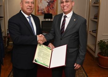 الوزير” يسلم شهادات التحقق من تقارير البصمة الكربونية لـ6 شركات محلية رائدة في مختلف القطاعات الصناعية