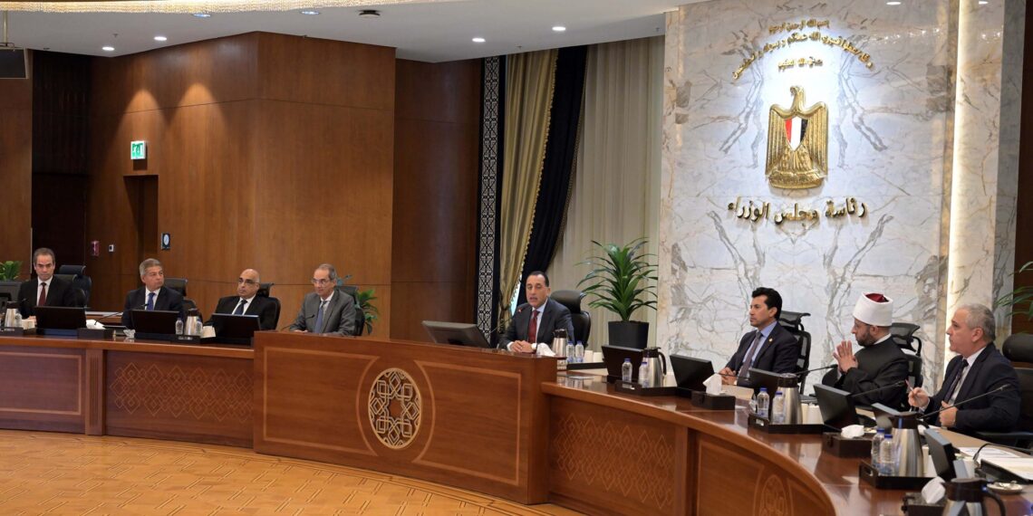 رئيس الوزراء: نرحب بالنقد البناء.. وإجراءات قانونية ضد مروجي الشائعات والأخبار الكاذبة