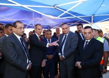 وزير الاتصالات يستعرض تطوير البنية التحتية الرقمية واستثمارات qTech في المنصورة