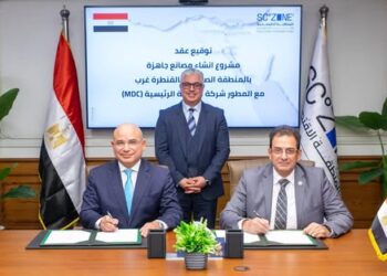 باستثمارات مليار جنيه.. اقتصادية قناة السويس توقع عقدًا مع «MDC» لتطوير مصانع جاهزة بالقنطرة غرب