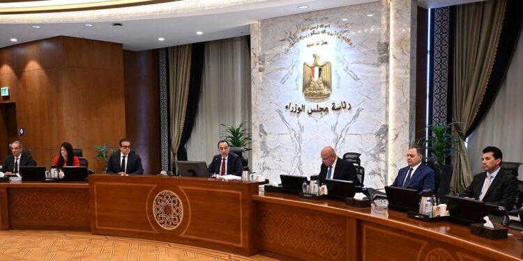 تسهيلات سياحية وهيئة اقتصادية جديدة واستثمارات بالدولار.. أبرز قرارات «الوزراء» اليوم