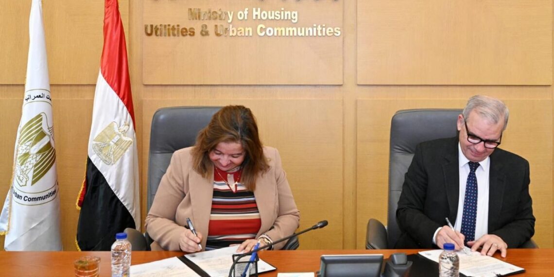 توقيع عقد تخصيص قطعة أرض بين “المجتمعات العمرانية” وصندوق الإسكان الاجتماعي