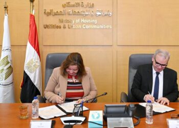 توقيع عقد تخصيص قطعة أرض بين “المجتمعات العمرانية” وصندوق الإسكان الاجتماعي