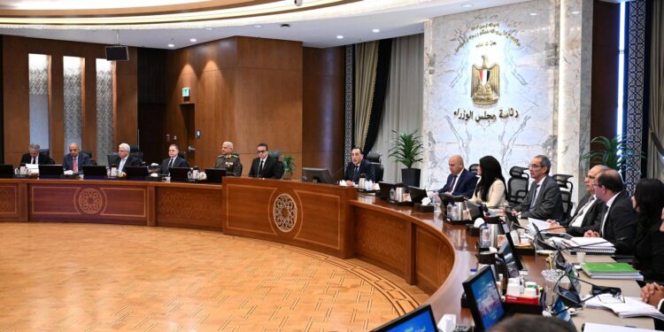 أول اجتماع حكومي في 2026.. مدبولي يؤكد التوسع في توطين صناعة أجهزة الاتصالات