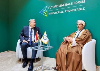 وزير البترول يبحث مع سلطنة عُمان التعاون في التعدين بعد أول مسح جوي منذ 40 عامًا