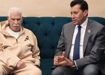 وزير الشباب يطمئن على حسن شحاتة: رموز الرياضة الوطنية يحظون بكل التقدير -صور