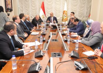 وزير العمل يجتمع بالمستثمرين لتذليل العقبات وتعزيز بيئة العمل والاستثمار