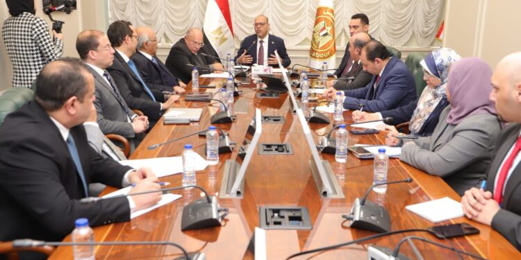 وزير العمل يجتمع بالمستثمرين لتذليل العقبات وتعزيز بيئة العمل والاستثمار
