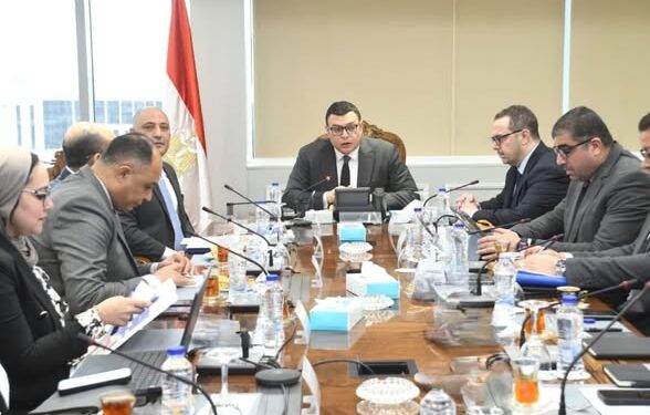 الشربيني يبحث مع المركز الوطني استغلال أراضي الدولة لتعزيز التنمية العمرانية