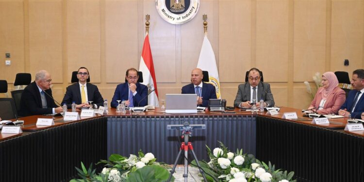 كامل الوزير: تقديم كل أشكال الدعم للمستثمرين الراغبين في إقامة مصانع الغزل والنسيج