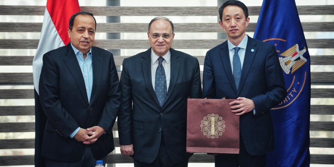 رئيس هيئة الدواء بلتقي ممثلي شركة جيبتو فارما وغان أند لي الصينية