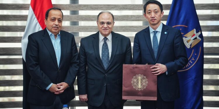 رئيس هيئة الدواء بلتقي ممثلي شركة جيبتو فارما وغان أند لي الصينية