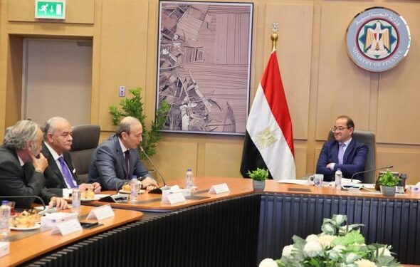 وزير المالية: نطور المنظومة الضريبية بثقافة “خدمة العملاء” لجذب ممولين جدد