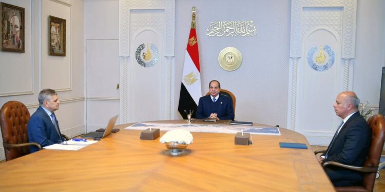 الرئيس السيسي يطلع على تعافي حركة الملاحة بقناة السويس.. ويشدد على تطوير الترسانات البحرية