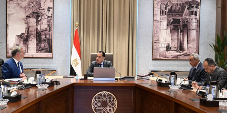 استثمارات صينية بـ2 مليار دولار.. تفاصيل لقاء رئيس الوزراء ووزير البترول
