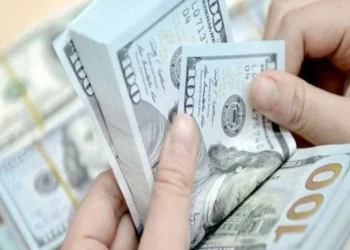 الدولار يوقف موجة التراجع ويصعد في 5 بنوك بمنتصف التعاملات