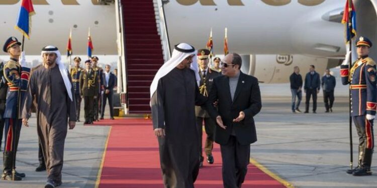 بن زايد يودِّع الرئيس السيسي بمطار أبوظبي بعد لقاء تعزيز التعاون وحل الأزمات الإقليمية