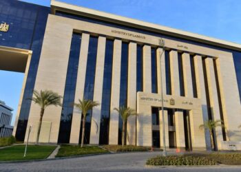 العمل: التفتيش على 2476 منشأة وتحرير 323 محضراً لمخالفات الحد الأدنى للأجور