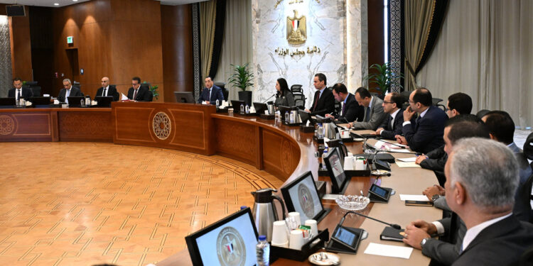 بتوجيهات رئاسية.. مدبولي يبحث آليات حماية الأطفال والنشء من مخاطر السوشيال ميديا