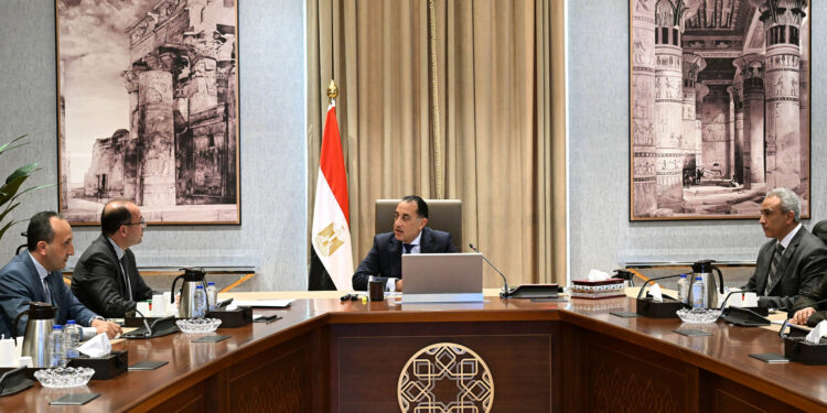 رئيس الوزراء ووزير المالية يستعرضان ملفات الاستثمار والاقتصاد