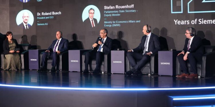 احتفالية سيمنس.. وزير الاتصالات: نستهدف تسهيل الخدمات الرقمية وتطوير كوادر التحول الرقمي