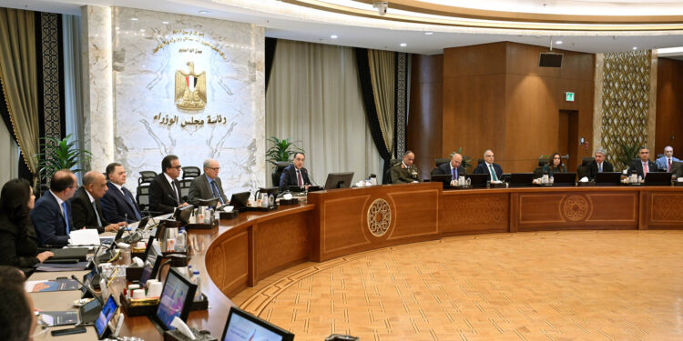 أول اجتماع للحكومة بتشكيلها الجديد.. مدبولي: المواطن أولوية وضبط الأسعار فوريًّا وتحسين الخدمات