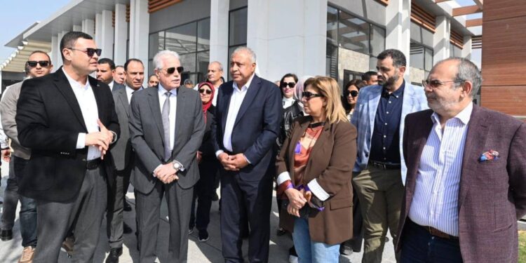 وزير الإسكان ومستشار الرئيس يتابعان موقف مشروع “حدائق تلال الفسطاط”