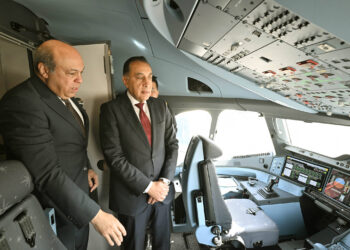 رئيس الوزراء يتفقد أول طائرة من طراز Airbus A350-900 بأسطول الناقل الوطني