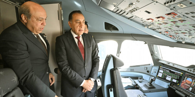 رئيس الوزراء يتفقد أول طائرة من طراز Airbus A350-900 بأسطول الناقل الوطني