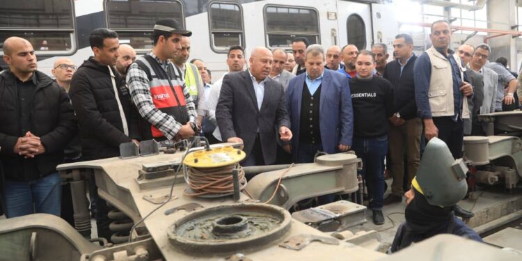 خدمة الركاب أولًا.. جولة مفاجئة لوزير النقل بورش صيانة القطارات