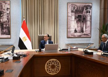 مدبولي يستعرض خطة “الاتصالات” لتعزيز التحول الرقمي وصناعة الإلكترونيات والتعهيد