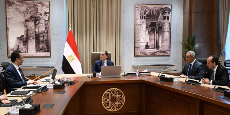 مدبولي يستعرض خطة “الاتصالات” لتعزيز التحول الرقمي وصناعة الإلكترونيات والتعهيد