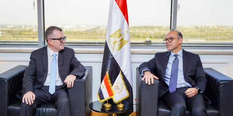 “التخطيط” و”الاستثمار” تبحثان تطوير مؤشرات الادخار وبناء قاعدة بيانات اقتصادية موحدة