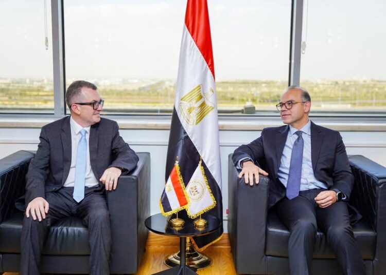 “التخطيط” و”الاستثمار” تبحثان تطوير مؤشرات الادخار وبناء قاعدة بيانات اقتصادية موحدة