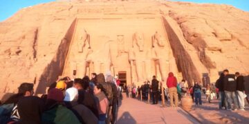 حدث عالمي.. 2000 سائح يشهدون تعامد الشمس على رمسيس الثاني -صور