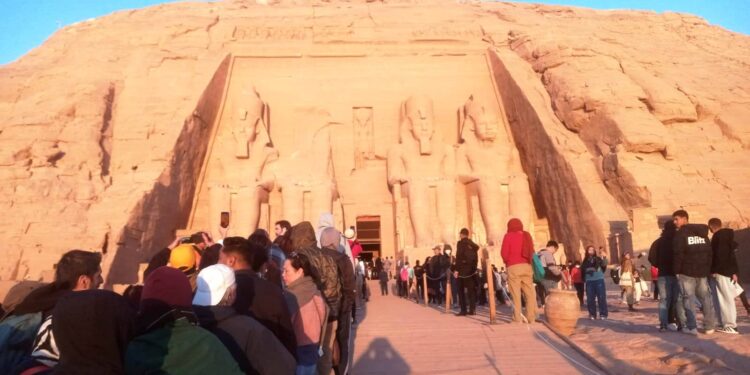 حدث عالمي.. 2000 سائح يشهدون تعامد الشمس على رمسيس الثاني -صور