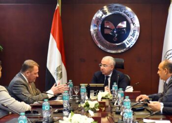 “الاستثمار” تبحث توسعات Guardian Glass وتكنولوجيا توفر 40% كهرباء