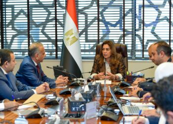 إصدار تراخيص المخلفات الطبية خلال 15 يومًا وربطها بشركات النقل