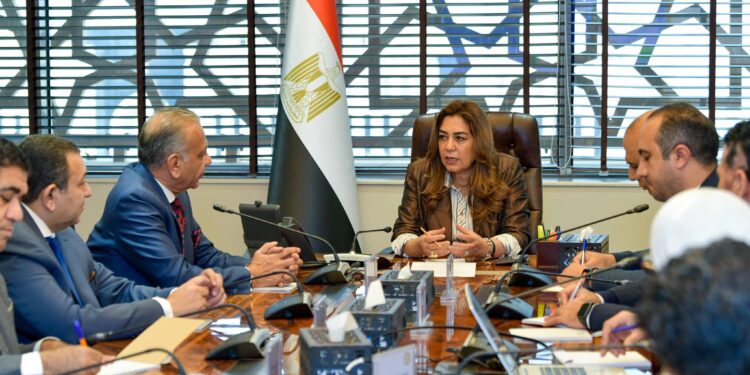 إصدار تراخيص المخلفات الطبية خلال 15 يومًا وربطها بشركات النقل